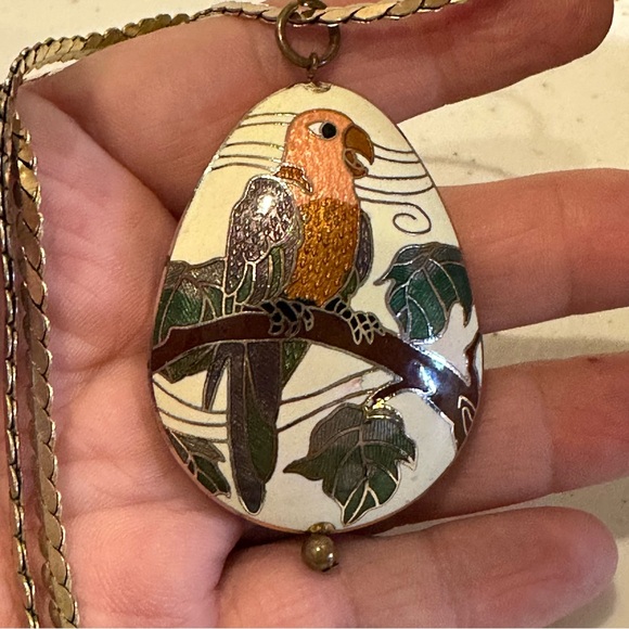 Vintage Cloisonne Bird / Parrot Pendant Necklace gold tone, oval shape white - Picture 4 of 10
